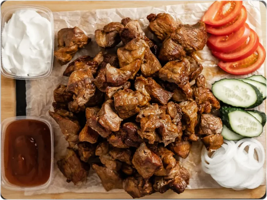 Шашлык из свиной шеи Б.БОСС на доске с овощами и соусами